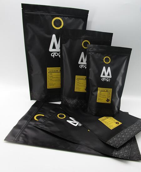 O empacotamento biodegradável do malote da folha dos feijões de café representa acima feijões de cacau dos cravos-da-índia