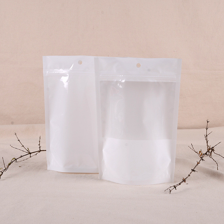 Levante-se o malote da folha de alumínio que empacota o logotipo impresso para o alimento