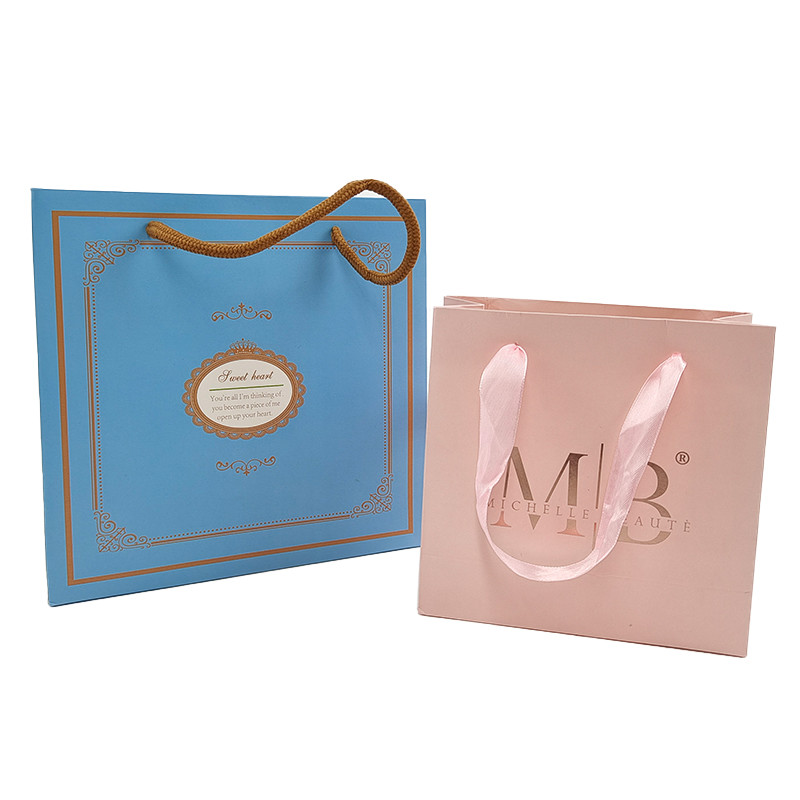 Papel Kraft Branco Venda de Roupas Cosméticas Perfumes Bolsa de Presente Luxo Manuseio Logotipo Personalizado Bolsa de Papel Impressa para Roupas