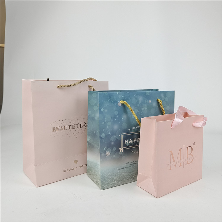 Mais recente Aceito até 10 cores Disponível Impressão digital personalizada Logotipo Impresso Saco de papel de compras Embalagem