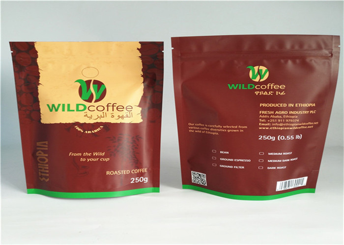 O fechamento plástico preto do fecho de correr dos sacos da embalagem de Mylar representa acima o café e o chá