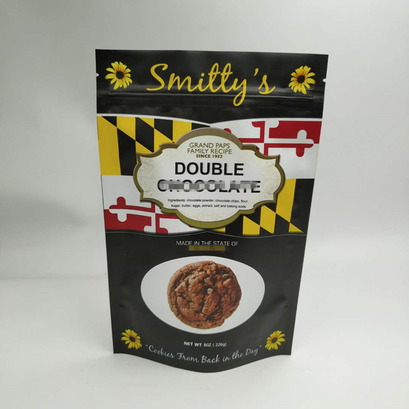 Levante-se o saco do petisco que empacota o canto redondo do selo três lateral com zíper