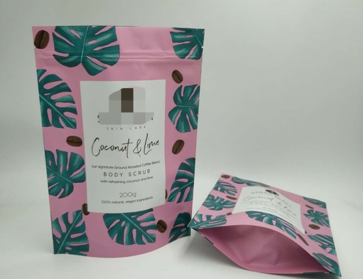 A folha de alumínio do tamanho diferente levanta-se o malote com material do MOPP/VMPET/PE