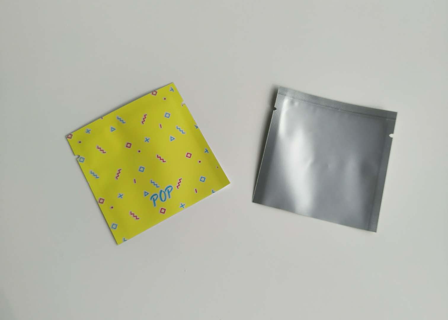 O empacotamento pequeno dos malotes plásticos de alumínio levanta-se o saco do sem-fim de pesca da isca com janela clara