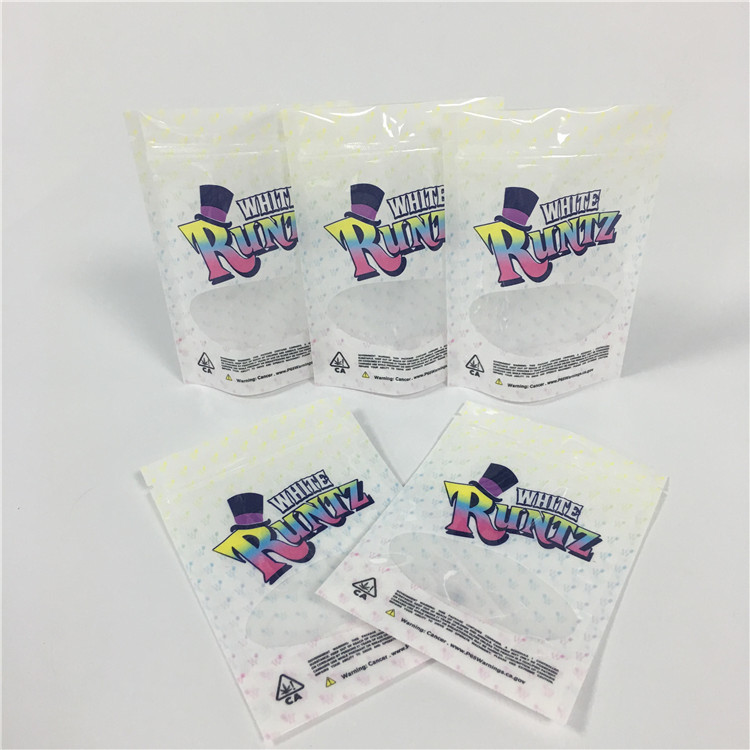 A prova branca do cheiro de Runtz levanta-se os sacos da erva daninha do malote que empacotam sacos de Mylar Doypack