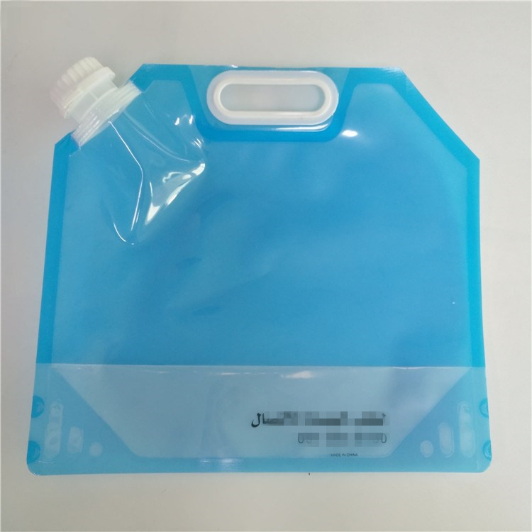 Os sacos líquidos exteriores do armazenamento, água potável levantam-se o malote do bico com punho