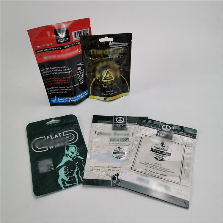 O empacotamento das cookies dos doces plástico levanta-se o saco resistente da saída da criança da prova do cheiro do malote