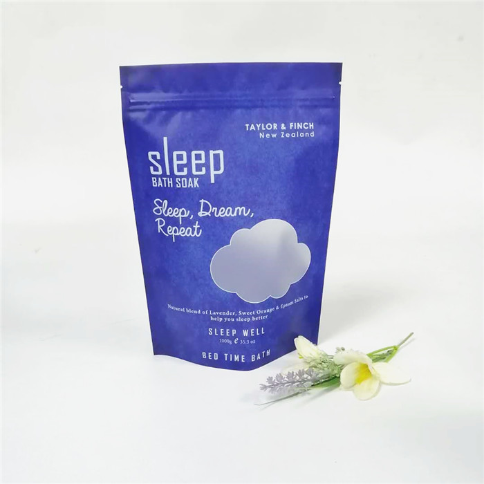 O corpo esfrega levanta-se o saco da folha de alumínio com o zíper para o sal cor-de-rosa do essention