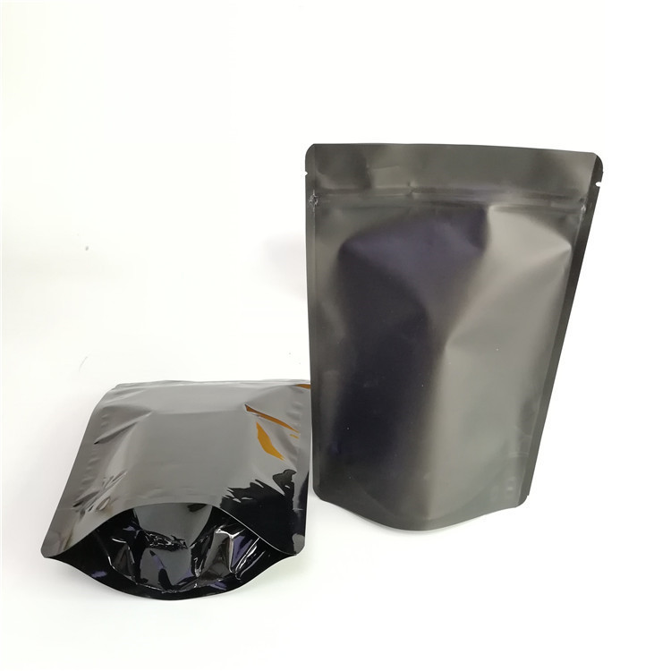 O resíduo metálico ou feitos sob encomenda lustrosos da folha de alumínio aceitado estão acima dos malotes com zíper