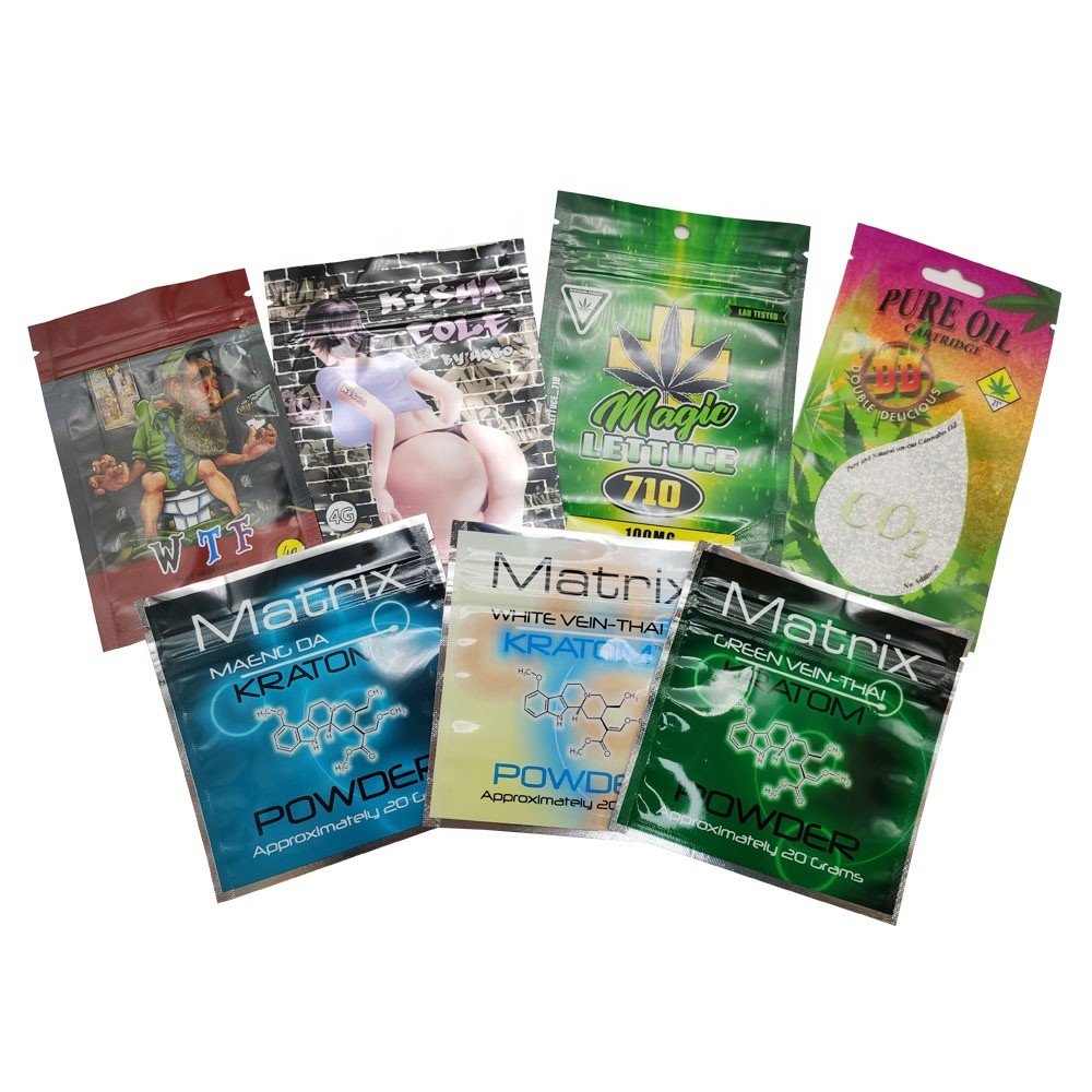 A erva daninha comestível da prova do cheiro da folha de alumínio brota o empacotamento