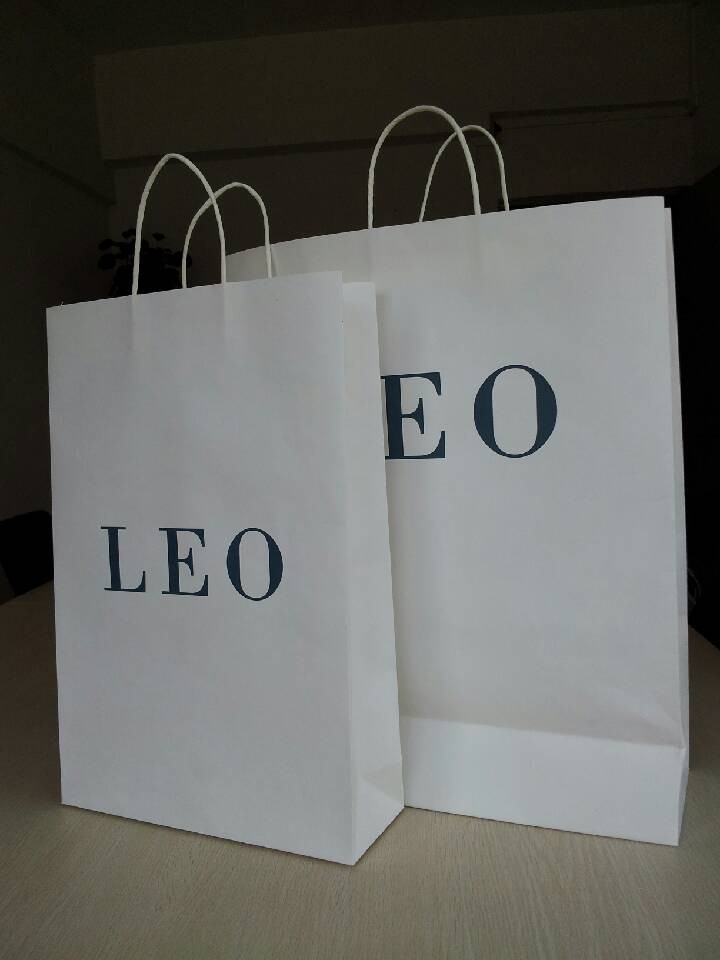 O logotipo imprimiu sacos de papel personalizados, saco de compras branco do punho de Kraft