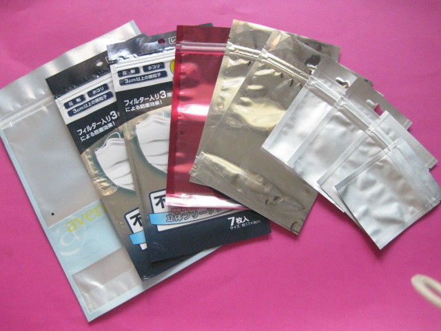 120 o lado do mic três selou o saco do petisco que empacota com parte superior do fecho de correr com a armadilha do Gravure impressa